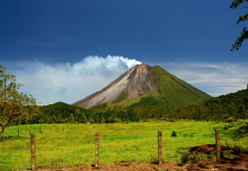 Visita el volcán el arenal. Foto por Depositphotos.