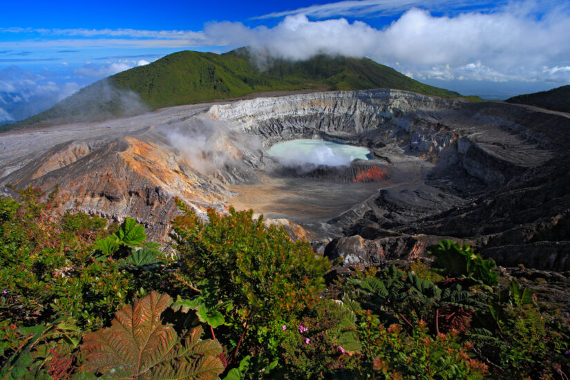 Volcán Póas. Foto por Depositphotos.