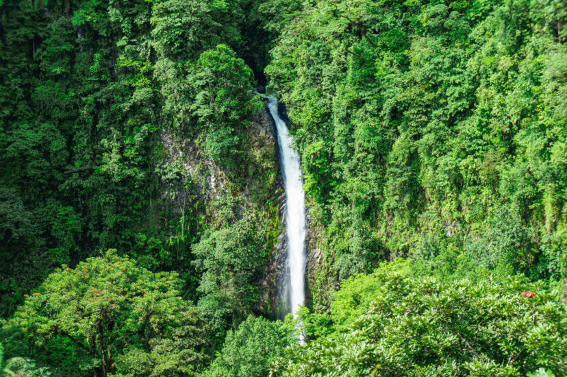 Catarata de La Fortuna en Costa Rica. Foto por Depositphotos.