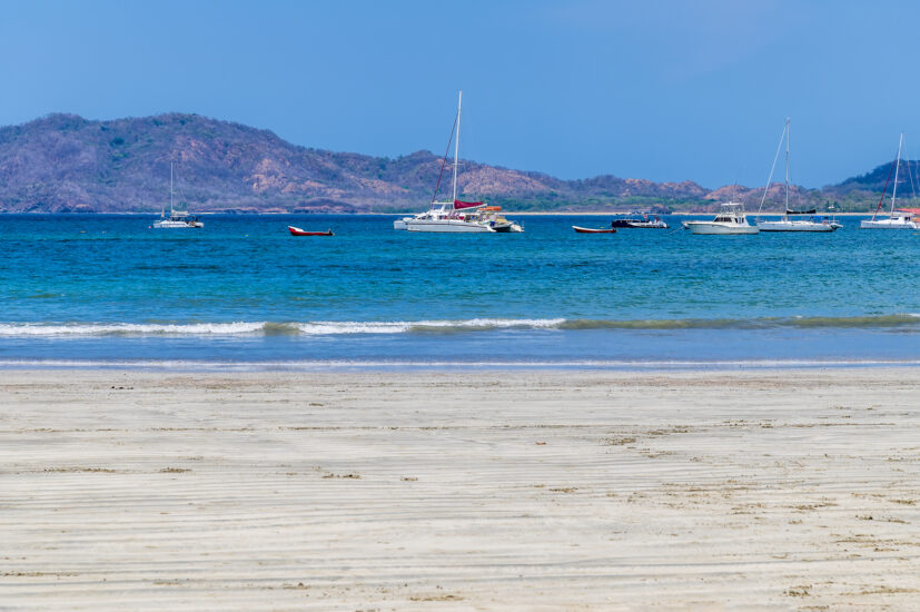 Playa Tamarindo en Costa Rica. Foto por Deposiphotos.