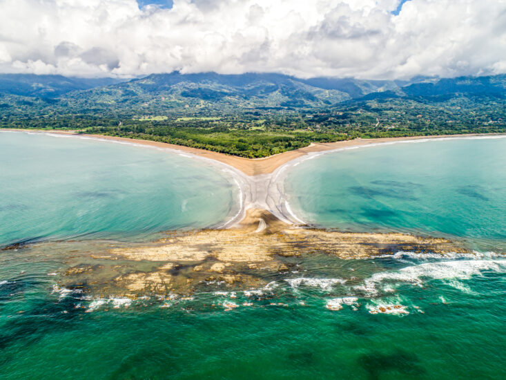 Vista Panorámica del Parque Nacional Marino Ballena. Foto por Depositphotos.