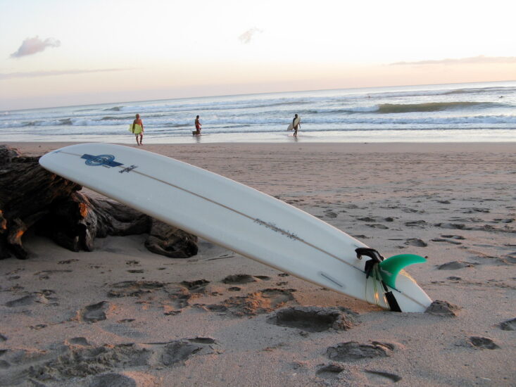 Hacer surf en playa malpaís. Foto por Clark Weber. Flickr.