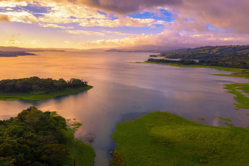 Viajar a Costa Rica al Lago Arenal. Foto por Depositphotos.