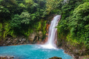 Río Celeste en Costa Rica. Foto por Deposiphotos.