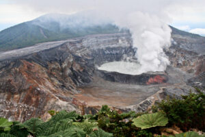 Volcán Poás en Costa Rica. Foto por Depositphotos.