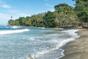 Playa Cocles en Costa Rica. Foto por Depositphotos.